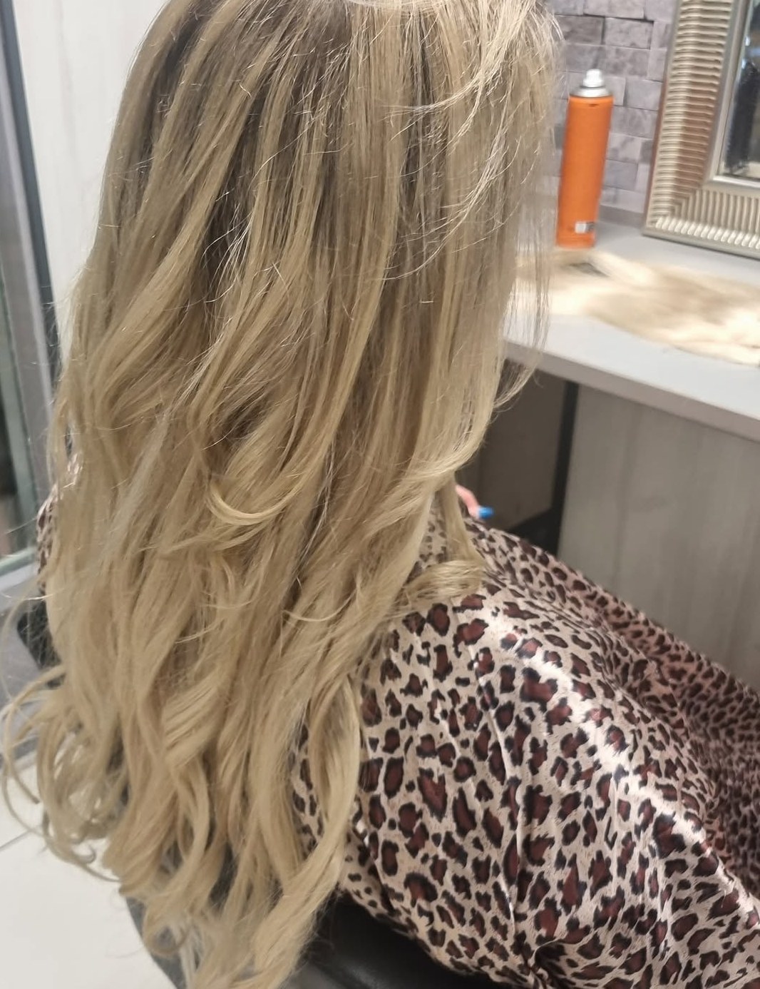 Lang blond haar in zachte golven