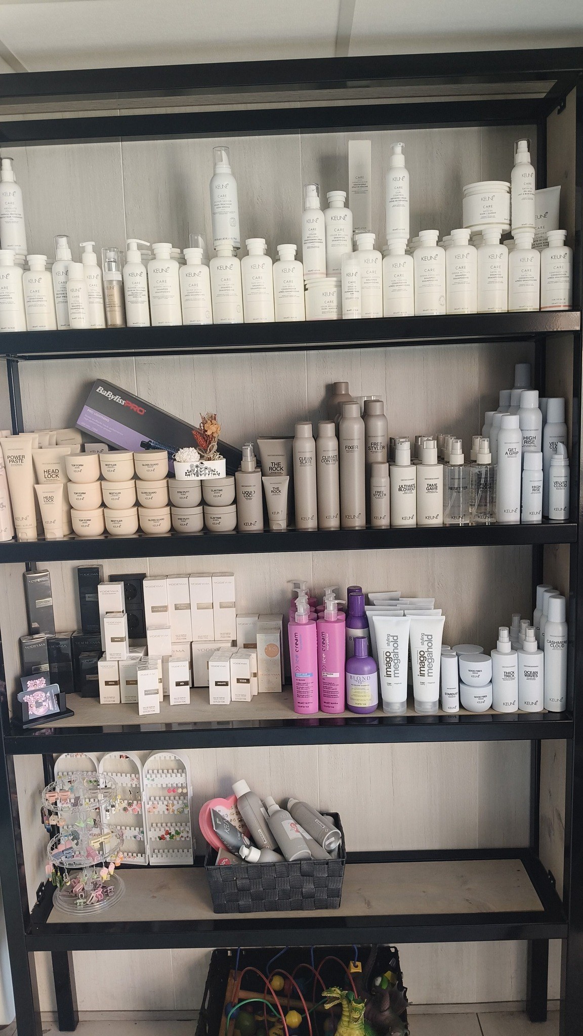 De wand met Keune-producten in de salon