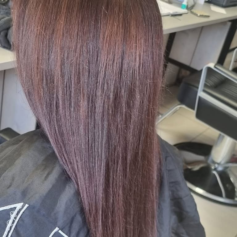 Lang steil haar in een warme roodbruine kleur