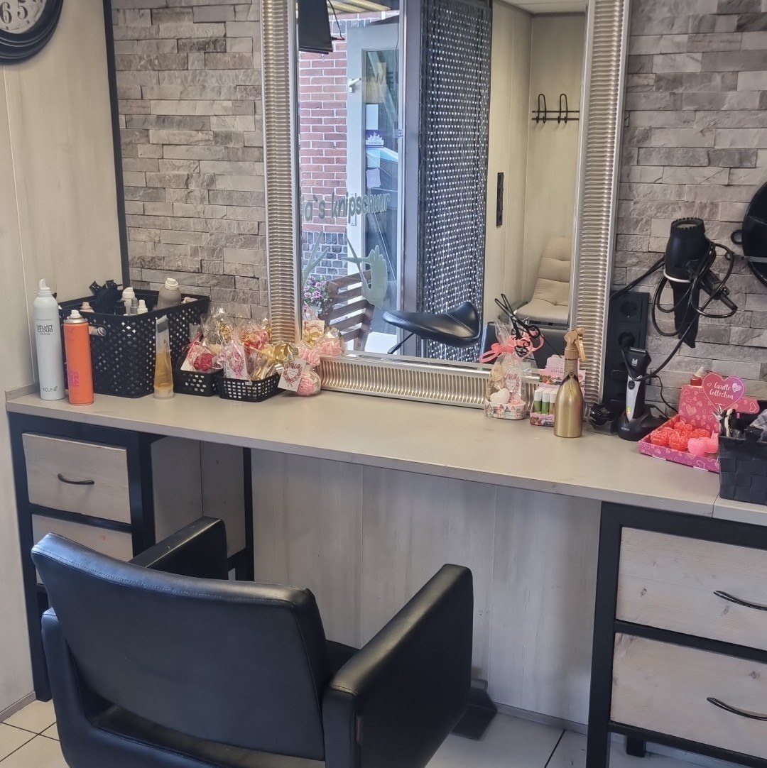 Een werkplek in de salon met kleine cadeautjes op de toonbank